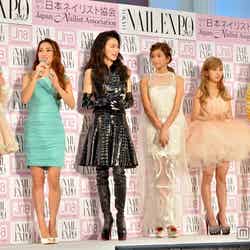 「ネイルクイーン2013」を受賞した（左から）南明奈、中村アン、萬田久子、ローラ、板野友美、イ・ホンギ