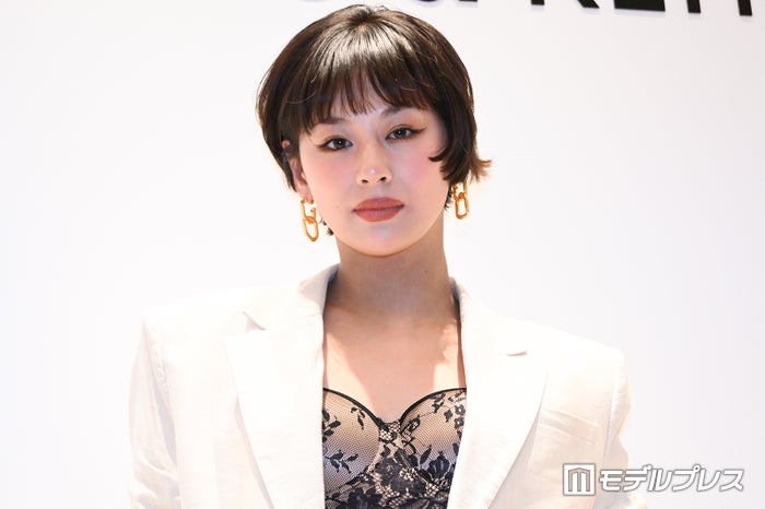 西内まりや、ヌーディトップスで胸元チラリ＜CHARLES & KEITH 渋谷店OPENセレブレーションパーティー＞