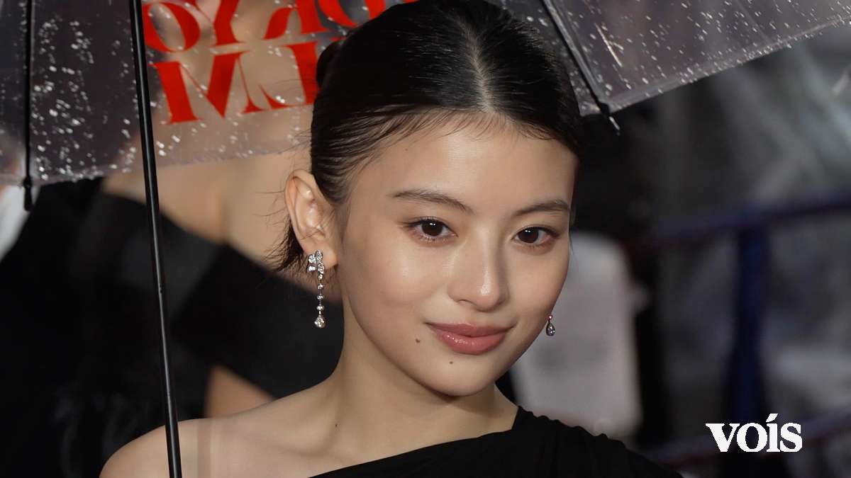 出口夏希、ワンショル黒ドレスで圧巻の美 雨のレカペ彩る