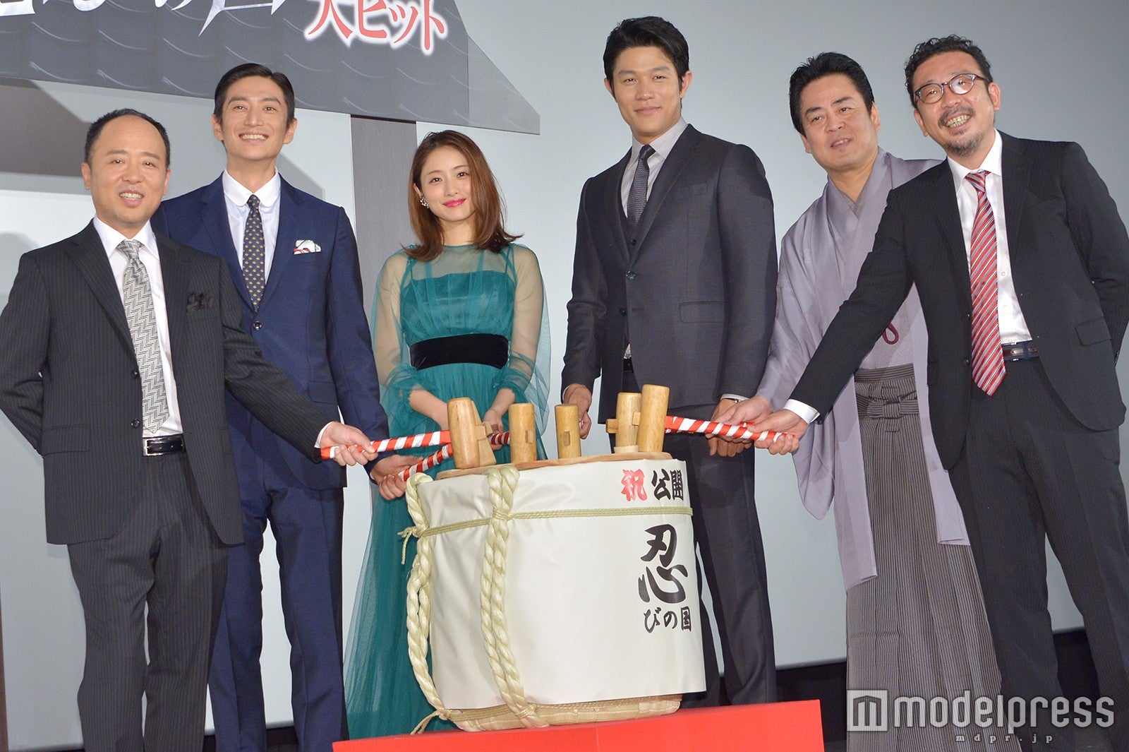 映画「忍びの国」初日舞台あいさつ ／左から：マキタスポーツ、伊勢谷友介、石原さとみ、鈴木亮平、立川談春、中村義洋監督（C）モデルプレス