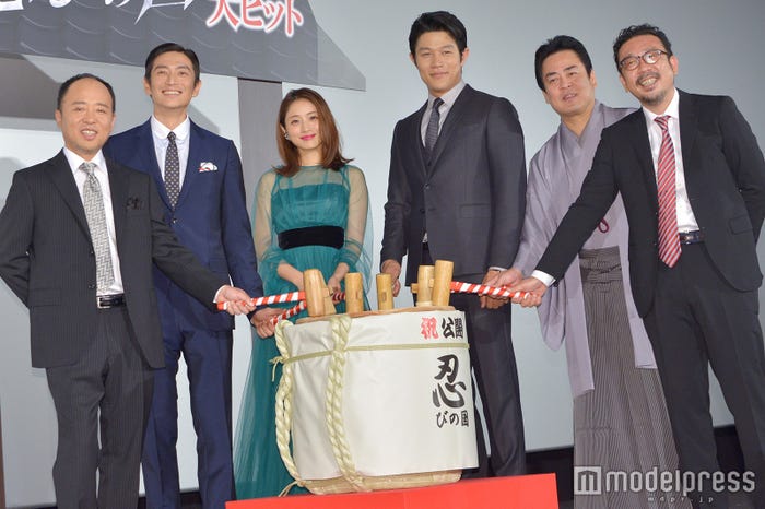 映画「忍びの国」初日舞台あいさつ /左から:マキタスポーツ、伊勢谷友介、石原さとみ、鈴木亮平、立川談春、中村義洋監督(C)モデルプレス