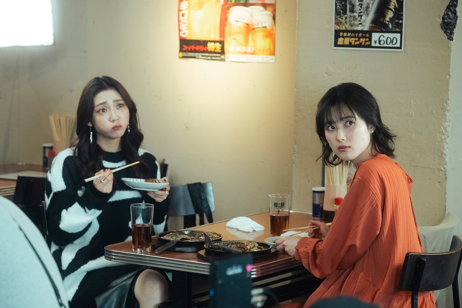 山谷花純、井頭愛海（C）田中宏・少年画報社／映画「BADBOYS」製作委員会