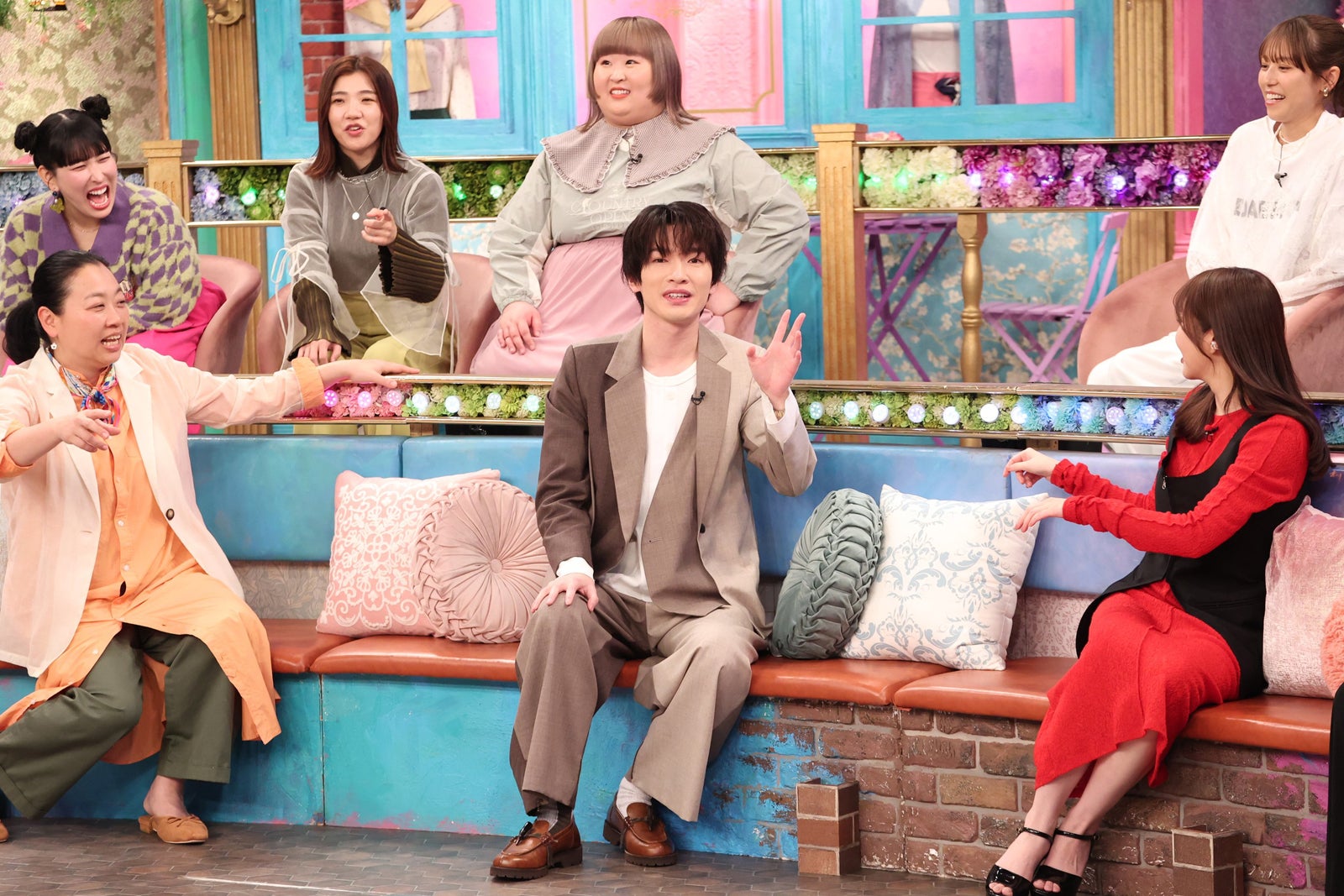 (上段左から）ゆめっち、福田麻貴、かなで、若槻千夏（下段左から）いとうあさこ、深澤辰哉、指原莉乃（C）フジテレビ