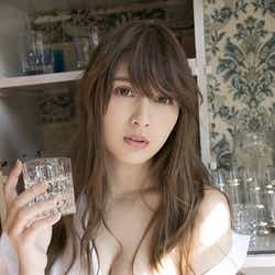 モデルプレス - <アザーカット到着>ふわり美乳が惹きつける アンジェラ芽衣が色気解放