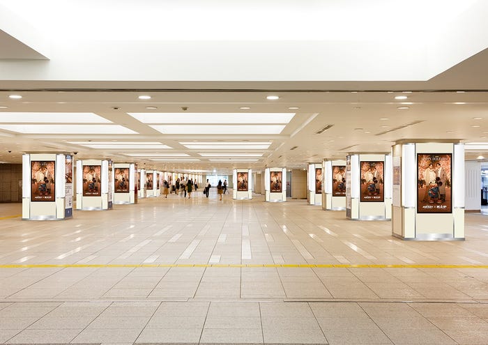 東京駅前地下広場デジタル広告(C)2025 Disney
