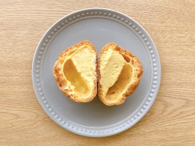 ぽってりとした濃い黄色のクリームが入っています♡