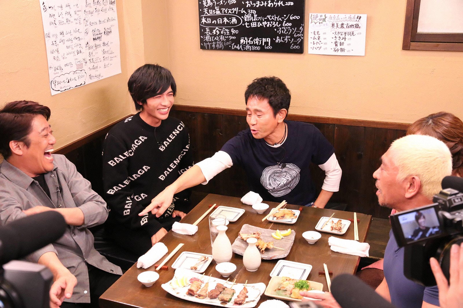 志尊淳と盛り上がる一行 （C）フジテレビ