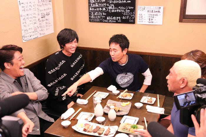 志尊淳と盛り上がる一行 (C)フジテレビ