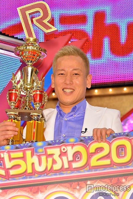 優勝トロフィーを手に感無量の表情を浮かべるじゅんいちダビッドソン