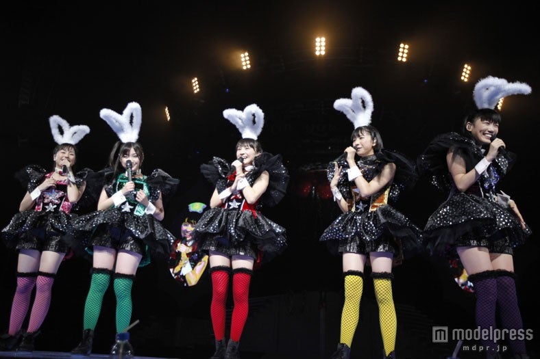 MC風景。左から佐々木彩夏、有安杏果、百田夏菜子、玉井詩織、高城れに