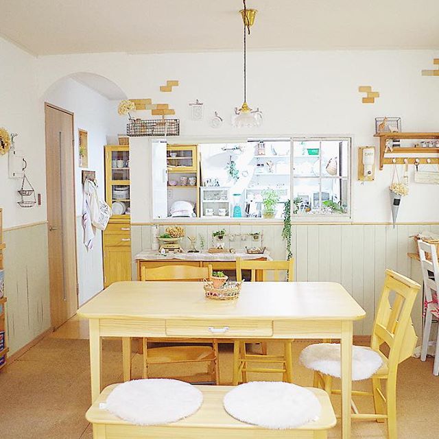 ダイニングテーブル下の収納アイデア15選 卓上を広々と使えるスペース活用方法 モデルプレス