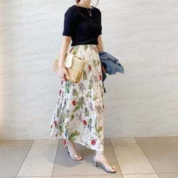 暑い日は「ロングスカート×サンダル」がいい! 足元から軽やかに仕上げる大人コーデ
