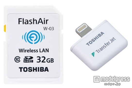 旅行先でも手軽に写真や動画をシェア（左より）「FlashAir」「TransferJet TM」