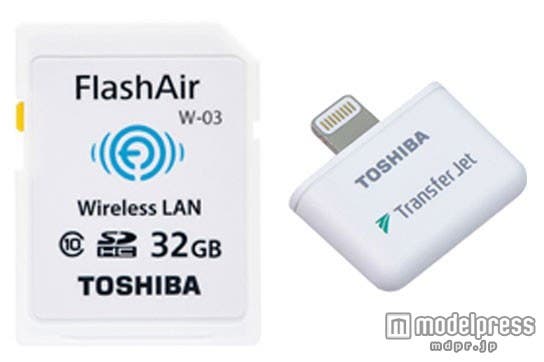 旅行先でも手軽に写真や動画をシェア(左より)「FlashAir」「TransferJet TM」