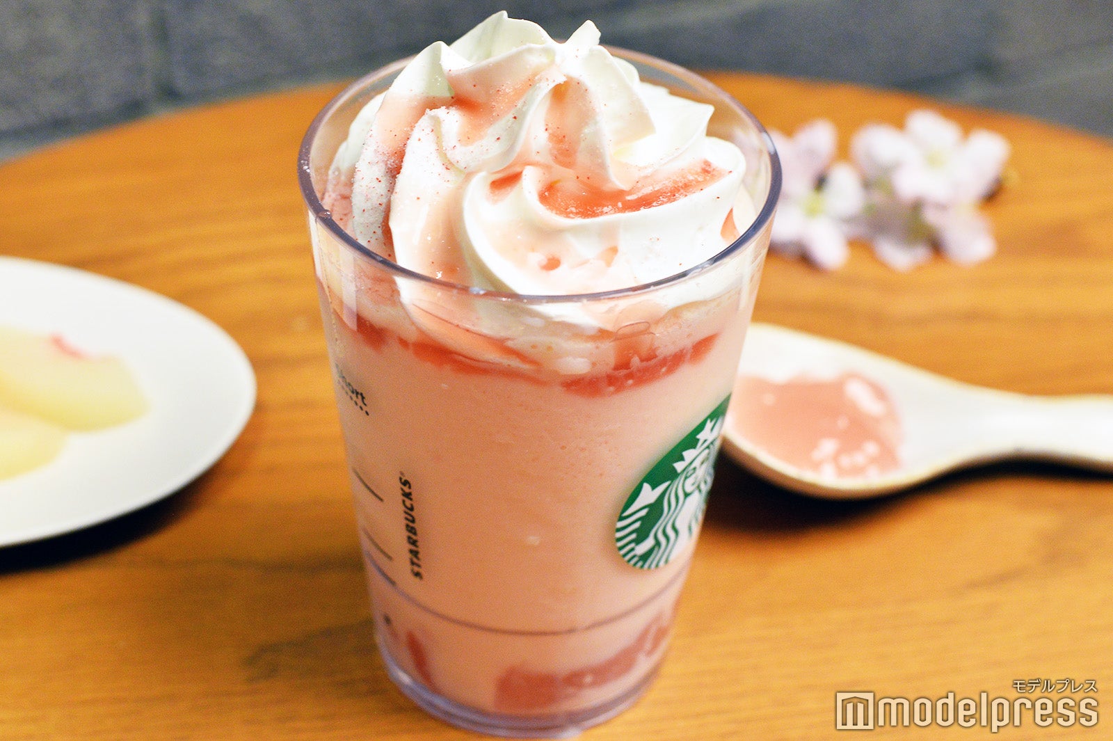 白桃と桜わらびもち フラペチーノ（C）モデルプレス
