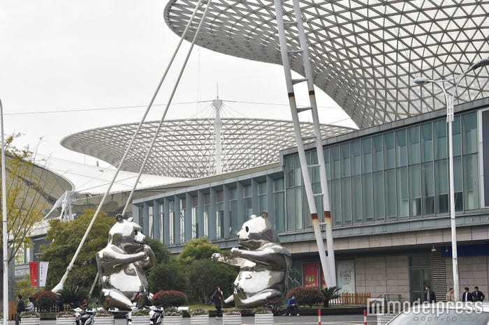 アリーナ西側「世博源」(C)モデルプレス