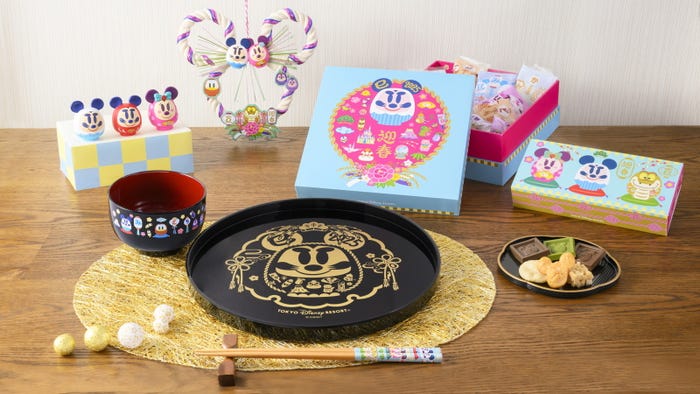 フィギュア各1,500円しめ飾り4,000円お椀1,300円箸セット2,400円お盆2,000円おせんべい&おこし1,700円チョコレート1,000円(C)Disney