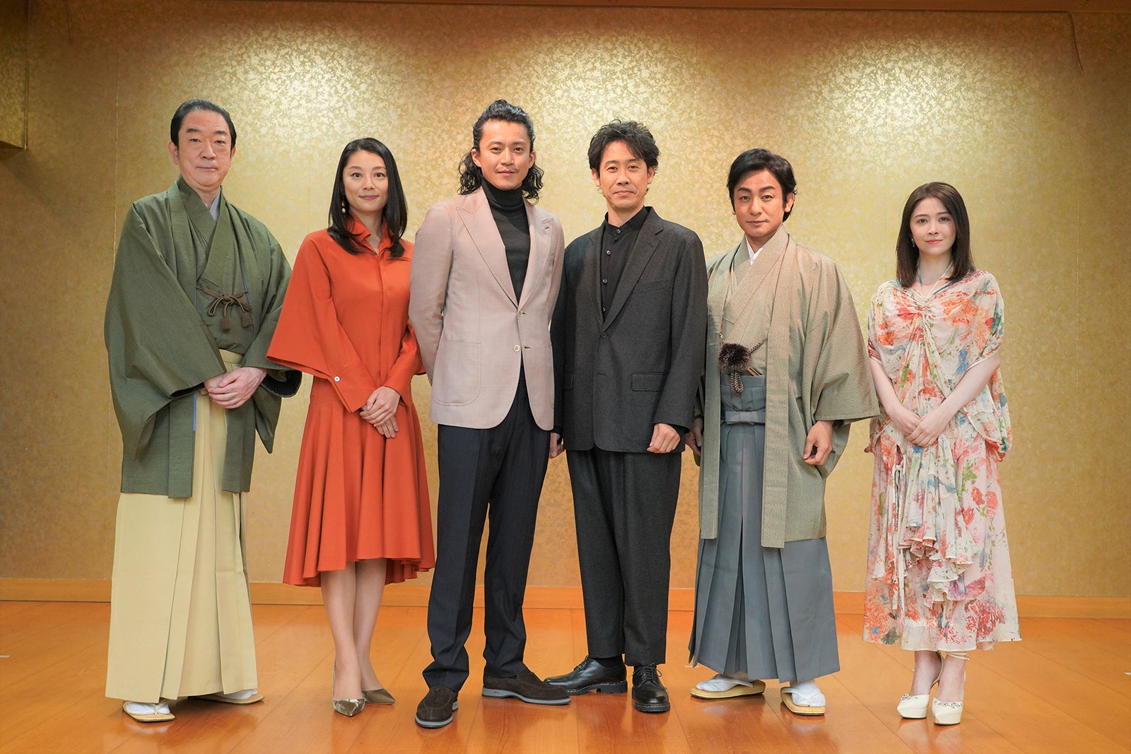 （左から）坂東彌十郎、小池栄子、小栗旬、大泉洋、片岡愛之助、宮澤エマ（C）NHK