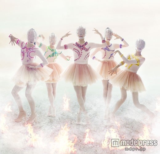 ももいろクローバーZの2ndアルバム「5TH DIMENSION」ビジュアル第2形態/ Photo: Kenshu Shintsubo
