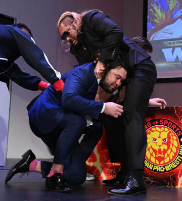 ウルフアロン、4日デビュー戦で負けたら丸刈り＆柔道着禁止 王者EVILの理不尽要求を承諾「負けること考えてない」襲撃されシャツ破かれる