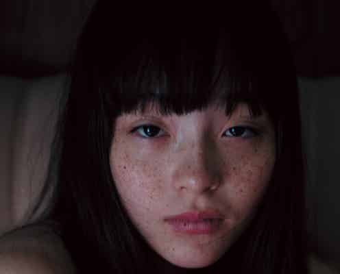 話題のモデル・モトーラ世理奈、あどけなさと色気で魅了