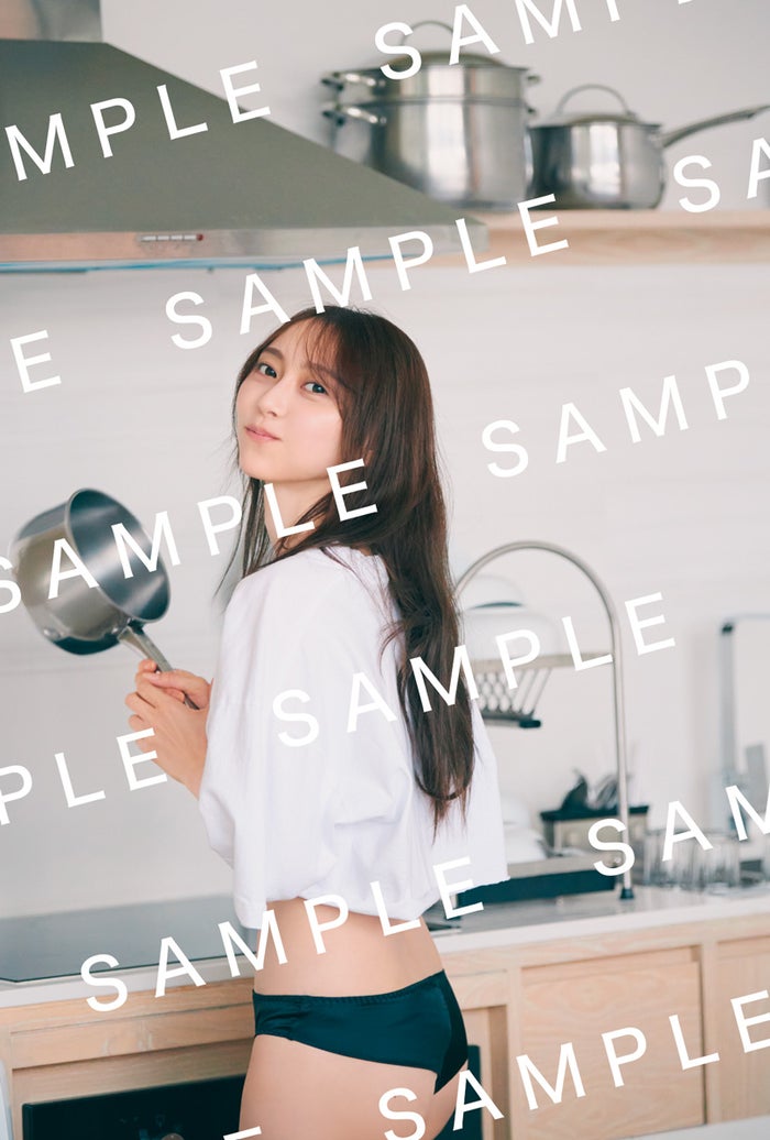 乃木坂46弓木奈於、Tシャツ×パンツ姿で素の表情 1st写真集封⼊ポストカード第2弾解禁【天使だったのか】