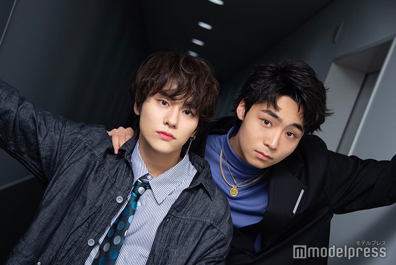 天然が出てしまった山下幸輝とツッコむ八村倫太郎（C）モデルプレス
