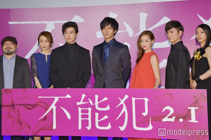 (左から)白石晃士監督、矢田亜希子、新田真剣佑、松坂桃李、沢尻エリカ、間宮祥太朗、芦名星 (C)モデルプレス