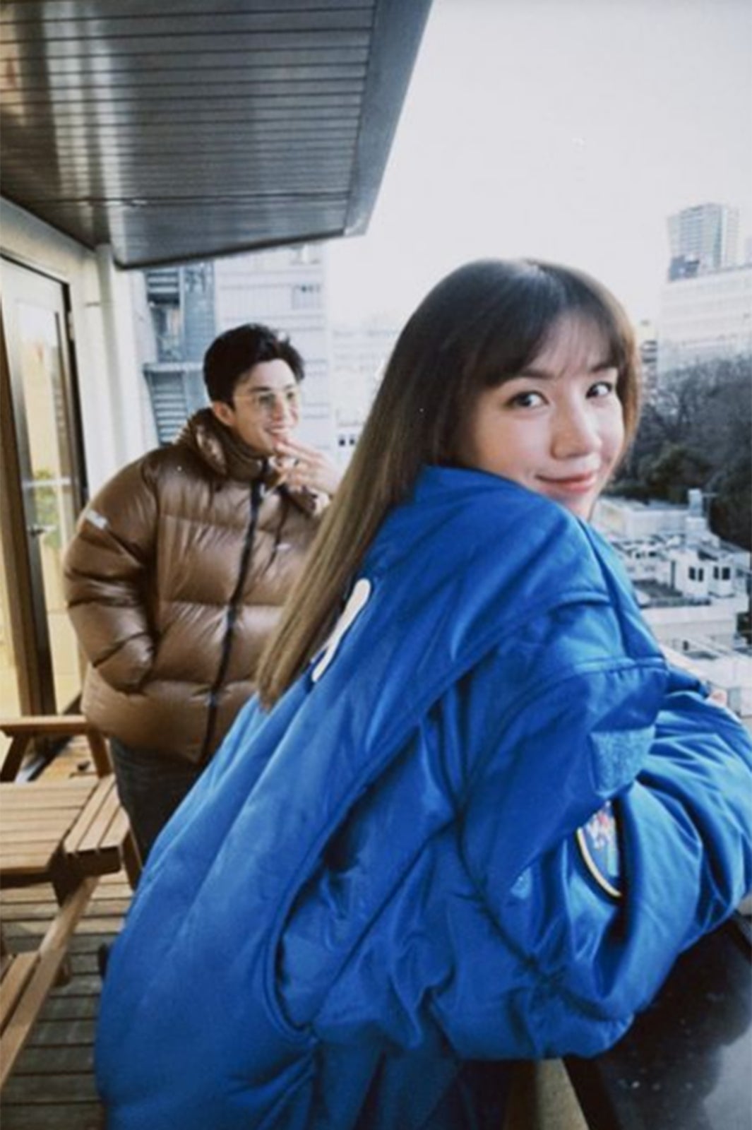 仲里依紗、サラサラヘアに 夫・中尾明慶の写り込みにも注目集まる