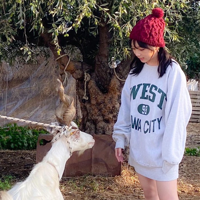 アグリジェントヤギと見つめ合う与田祐希/オフショット(画像提供:光文社)