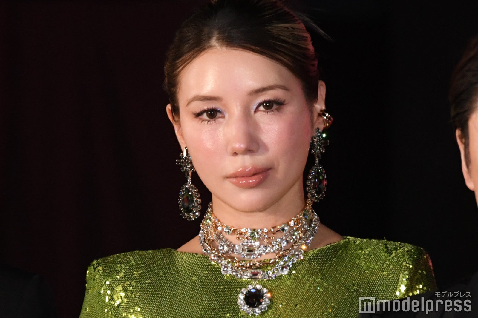 仲里依紗、大胆レインボードレスでスーパーの店内へ 異彩放つ
