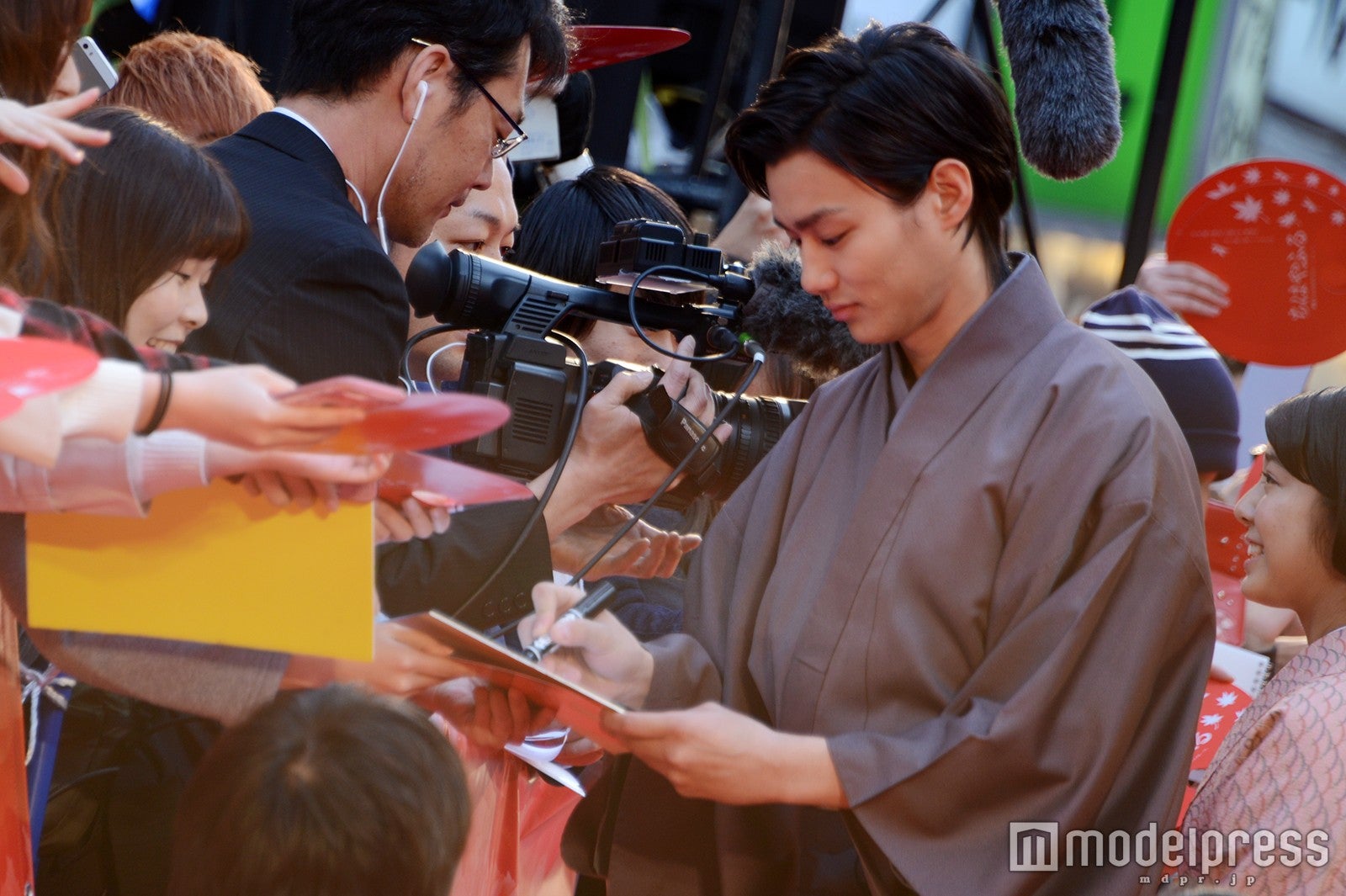 サインに応じる野村周平（C）モデルプレス