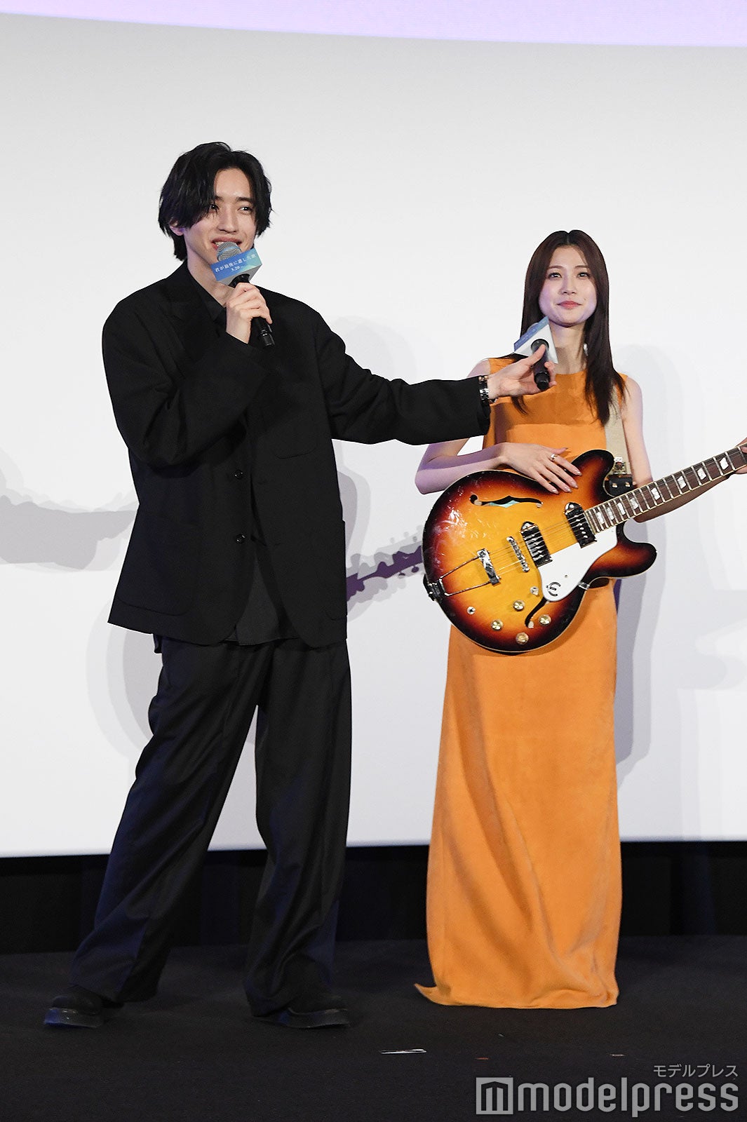 生見愛瑠のマイクスタンドと化する道枝駿佑（C）モデルプレス