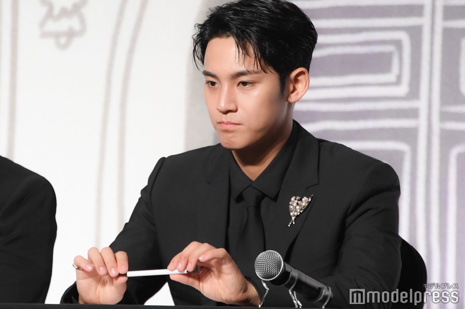 ペンをスリスリしていたMINGYU（ミンギュ）（C）モデルプレス