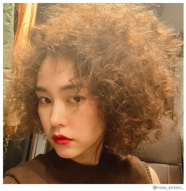 桐谷美玲、クルクル“ボンバーヘア”に変身「何でも似合う」「菅田くんみたい」と反響