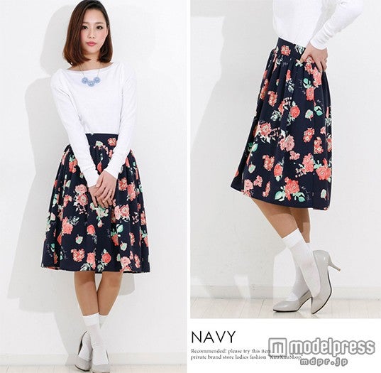 ネイビーカラーが大人っぽいAライン花柄ミディ丈スカート／画像提供：「KG market」3,219円（税込）