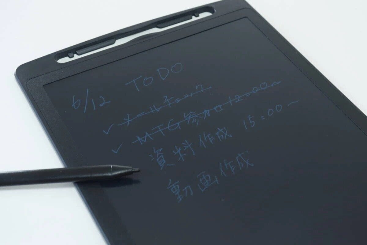 電子メモパッドに「TODO」リストが書かれており、ペンが添えられている 電子メモパッドに「TODO」リストが書かれており、ペンが添えられている