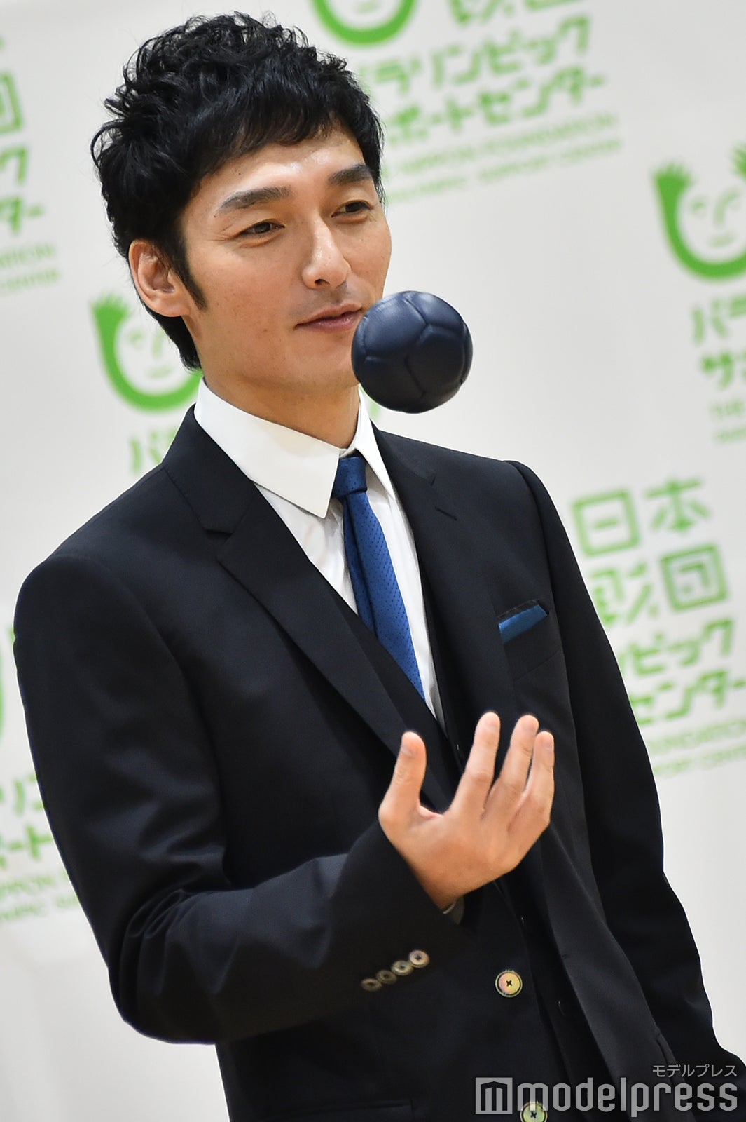 球で遊ぶ草なぎ （C）モデルプレス