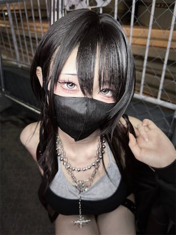 Xフォロワー36万人超えコスプレイヤー、メロすぎる「ダウナー系お姉さん」姿が話題