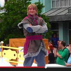 The DIS「Anna and Elsa's Royal Welcome featuring Kristoff at Frozen Summer Fun」／YouTubeより