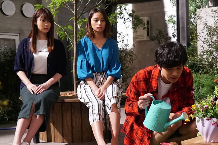 女子会シーンも見所!/「隣の家族は青く見える」より(C)フジテレビ