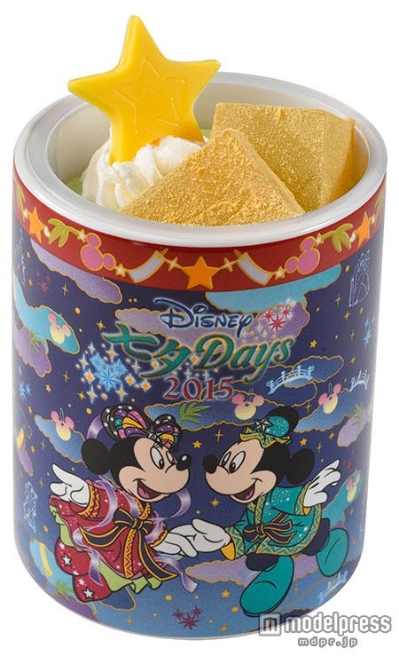 わらび餅と黒糖のムース、スーベニアカップ付き¥720/<東京ディズニーランド>パン・ギャラクティック・ピザ・ポート、<東京ディズニーシー>カフェ・ポルトフィーノ(C)Disney