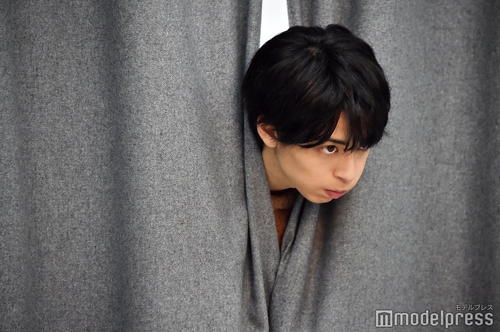 顔だけ出して待機する高杉真宙（C）モデルプレス