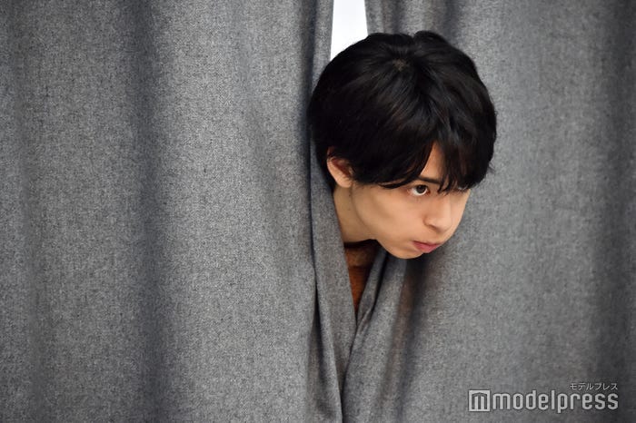 顔だけ出して待機する高杉真宙(C)モデルプレス