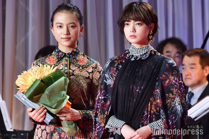 (左から)清原果耶、平手友梨奈(C)モデルプレス