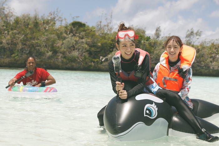 北野日奈子、堀未央奈「#乃木坂世界旅 今野さんほっといてよ!ニューカレドニア編Day2」独占ショット(C)AbemaTV