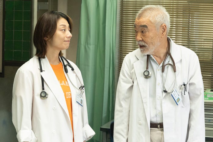 小池栄子、柄本明「新宿野戦病院」第7話より(C)フジテレビ