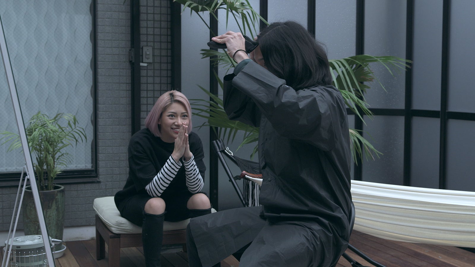 坊主にする快を見守る花「TERRACE HOUSE TOKYO 2019-2020」36th WEEK（C）フジテレビ／イースト・エンタテインメント