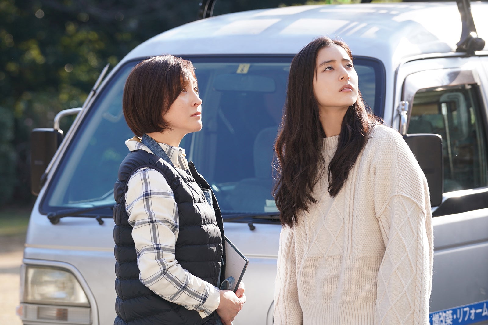 広末涼子、新木優子／劇中カット （C）2022「バスカヴィル家の犬　シャーロック劇場版」製作委員会