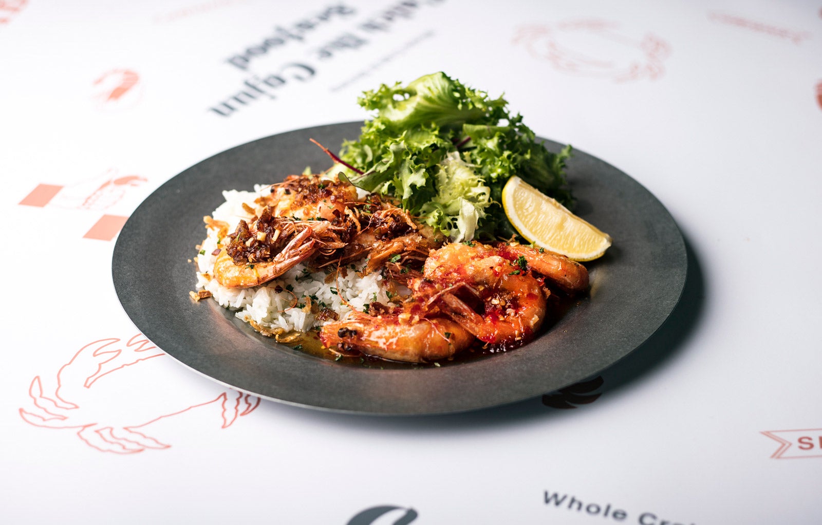 2種のガーリックシュリンププレート／画像提供：株式会社フレーバーワークス